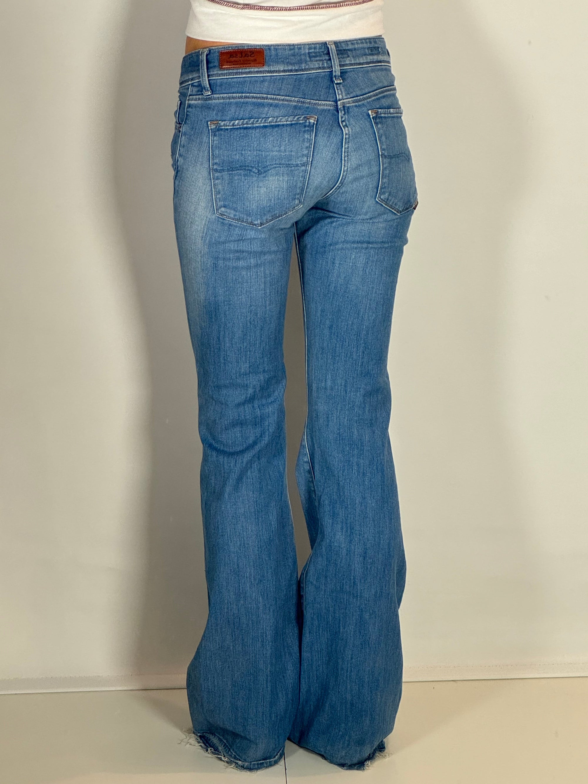Ljusblå lågmidjade jeans