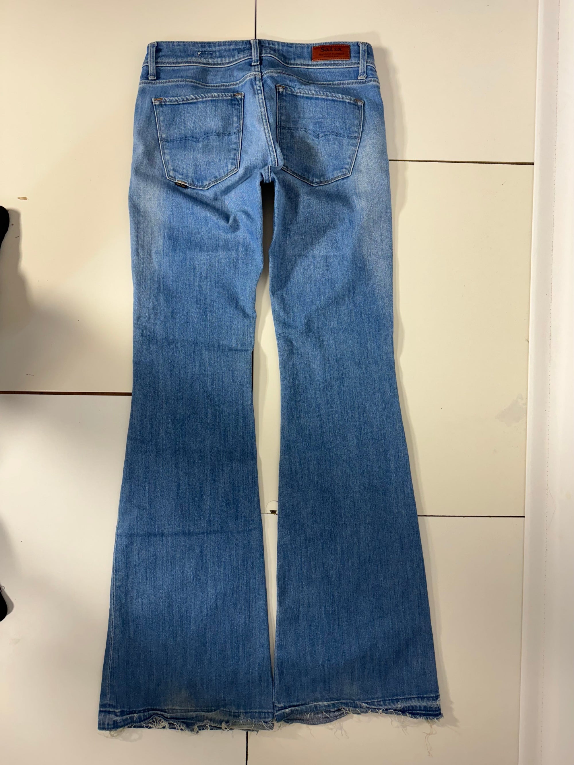 Ljusblå lågmidjade jeans