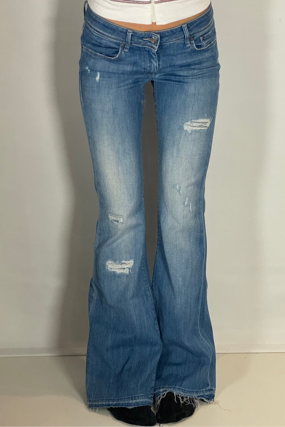 Ljusblå lågmidjade jeans