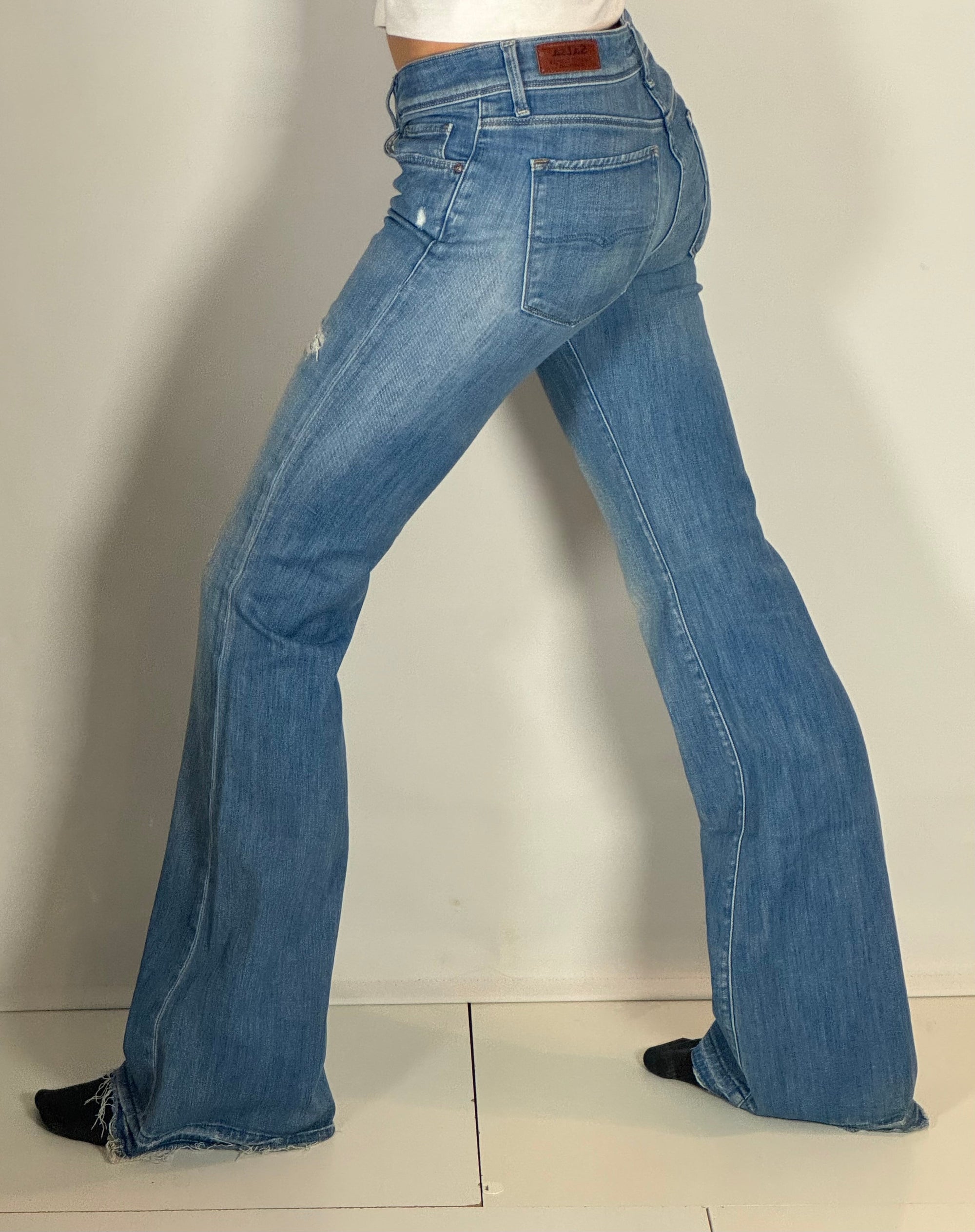 Ljusblå lågmidjade jeans