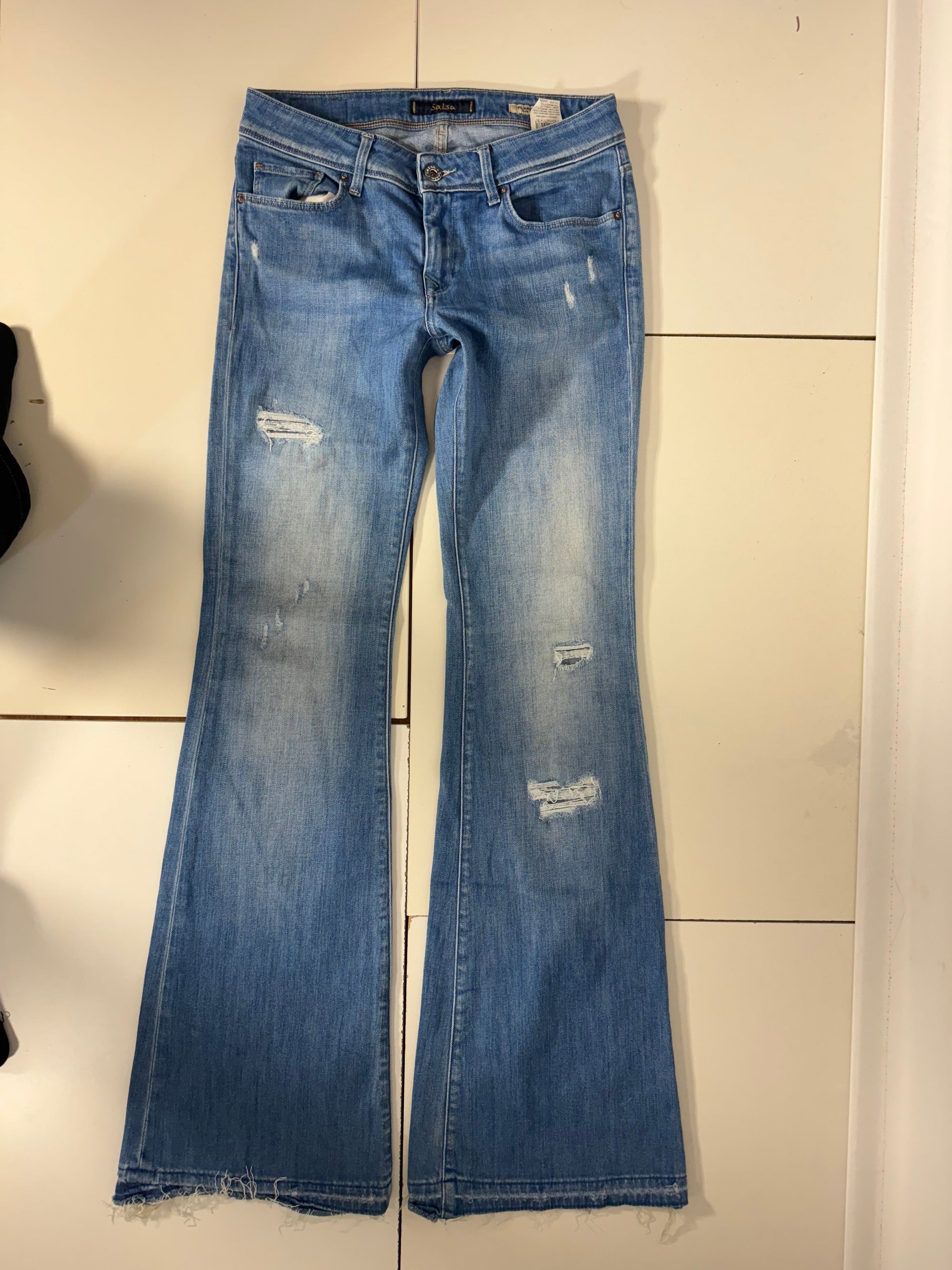 Ljusblå lågmidjade jeans