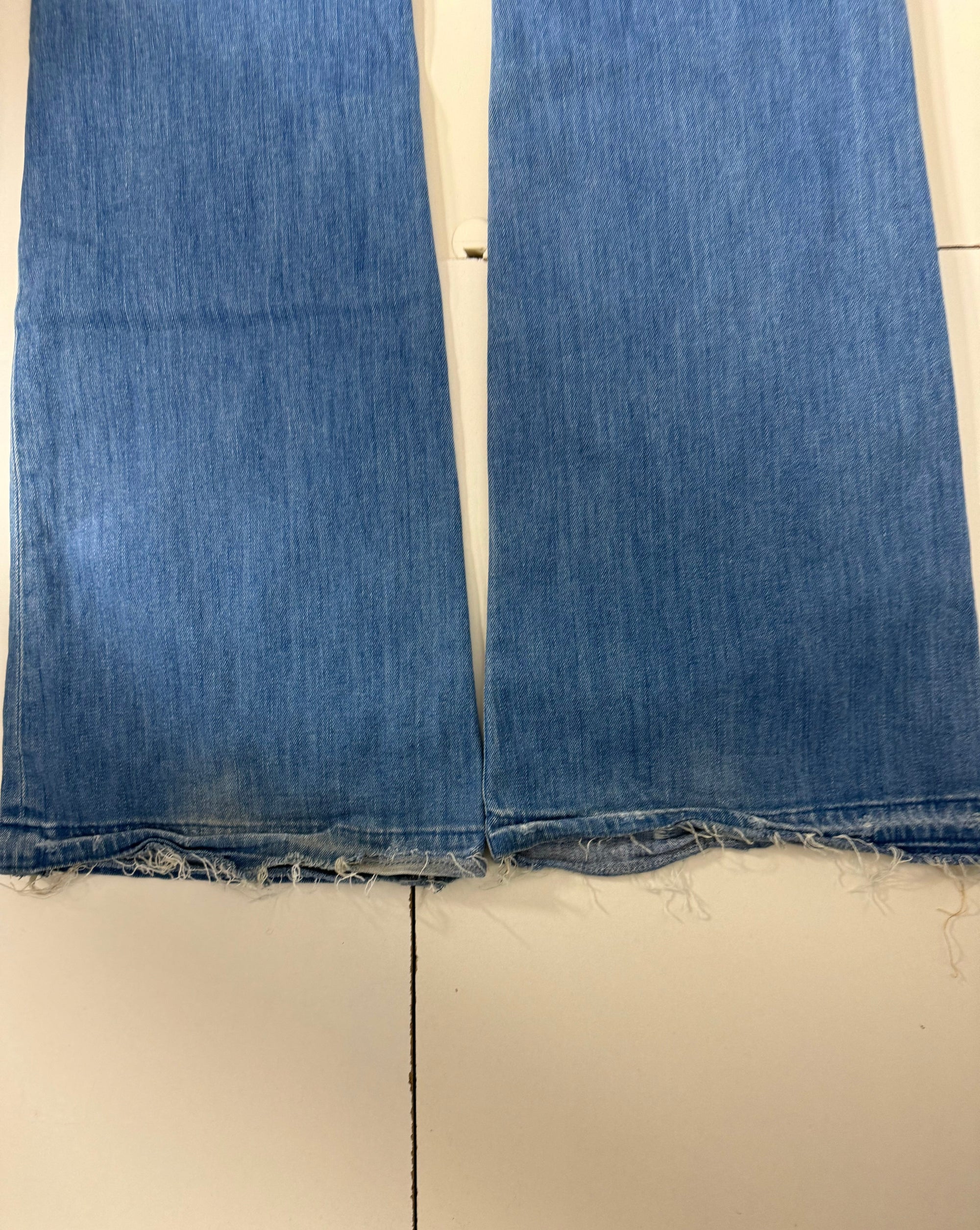 Ljusblå lågmidjade jeans