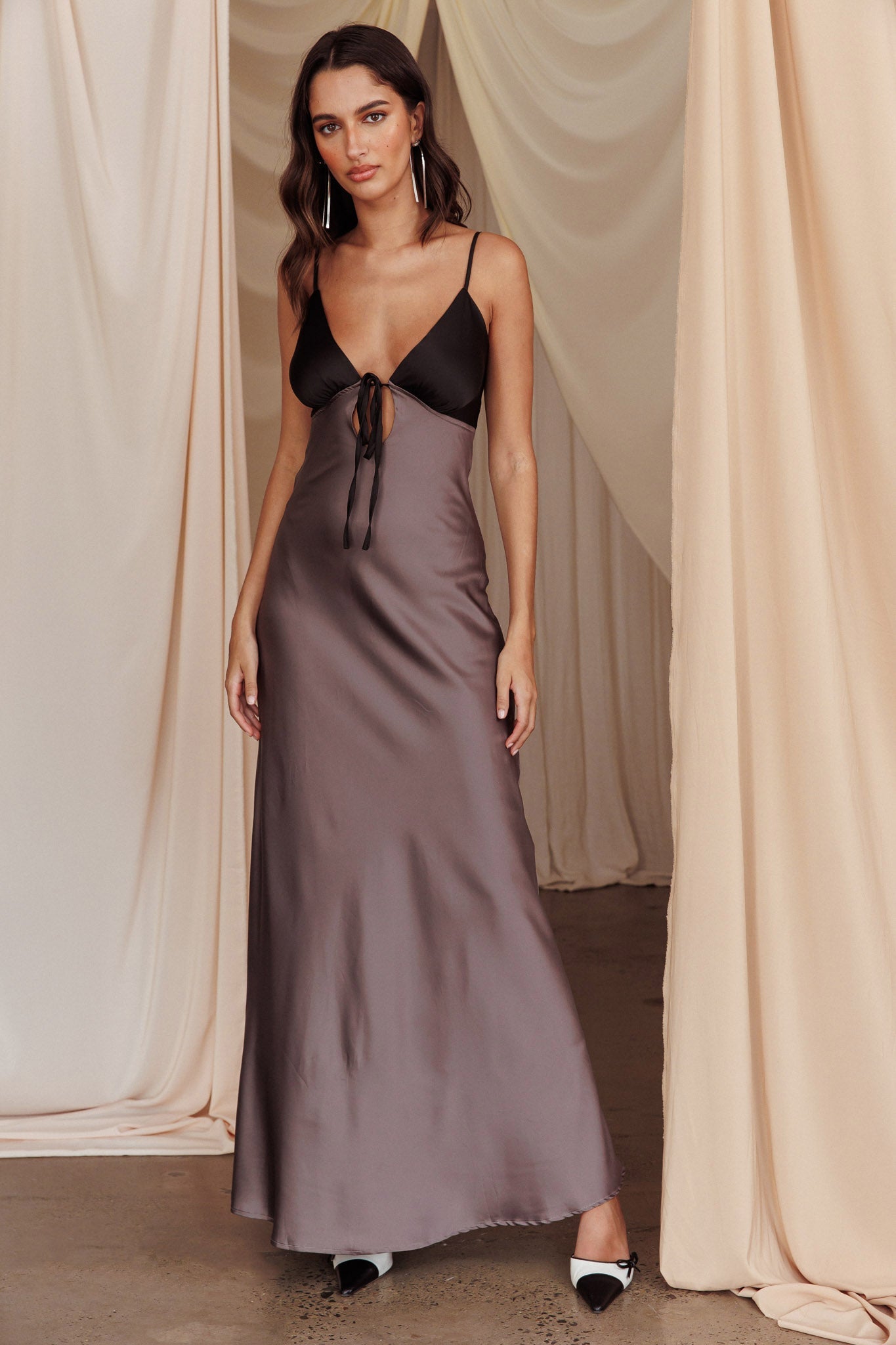 Bayleigh sateng maxikjole – brudestil, utskjæring