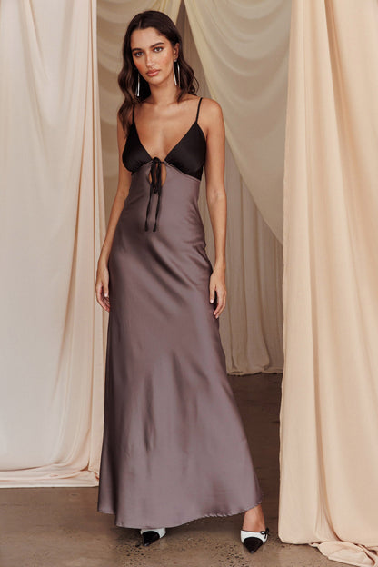 Bayleigh sateng maxikjole – brudestil, utskjæring